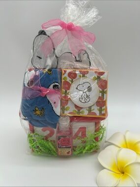 Snoopy Gift Set Perpetual Calendar, Pair of Socks, Post-it Note &Hand Sanitizer